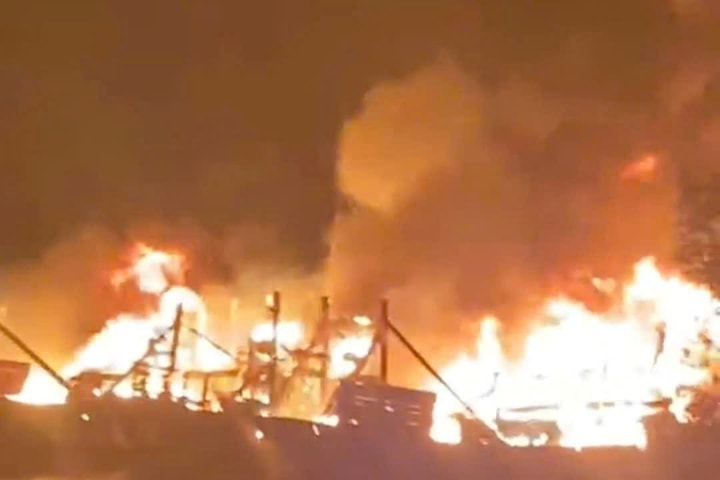 Tàu cá Đà Nẵng bất ngờ bốc cháy giữa biển, toàn bộ ngư dân được cứu sống