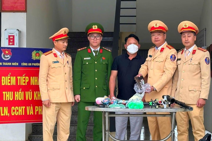 Tổ CSGT vận động người dân giao nộp 2 quả mìn cùng nhiều súng, đạn