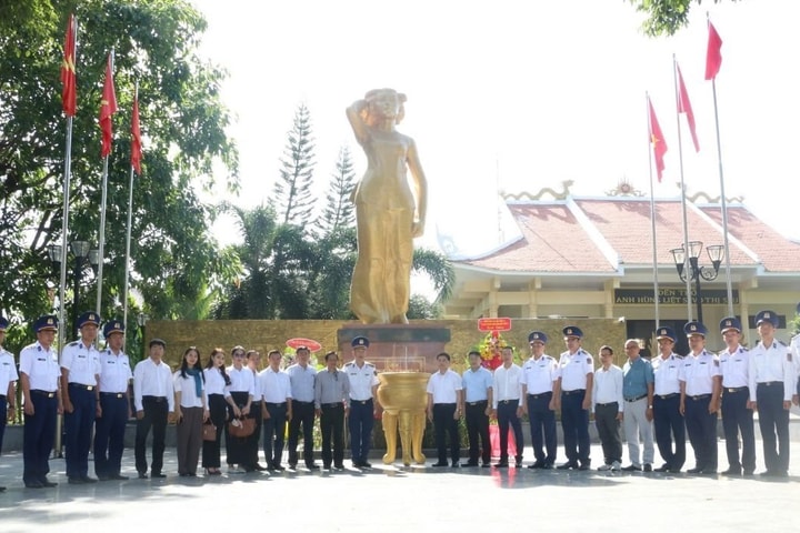 Báo Công lý và Vùng Cảnh sát biển 3 dâng hương tưởng nhớ nữ Anh hùng, Liệt sỹ Võ Thị Sáu