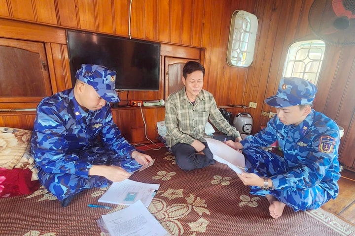 Tạm giữ tàu chở 15.000kg dầu FO không rõ nguồn gốc