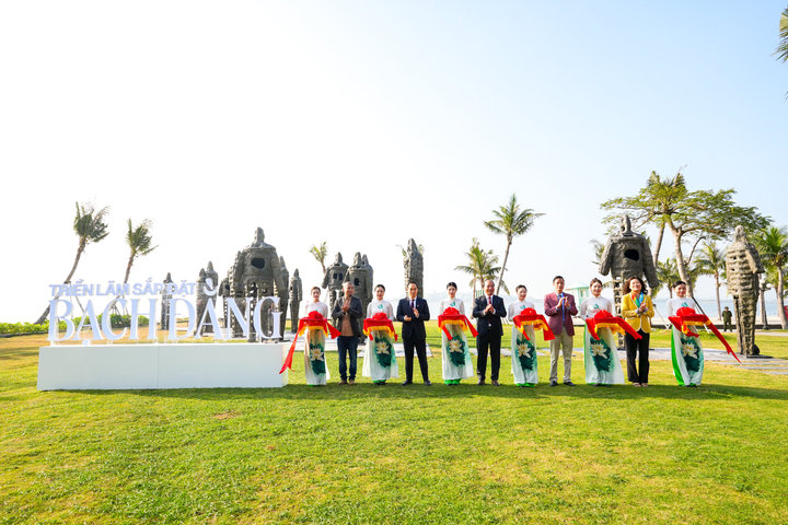 Triển lãm sắp đặt  “Bạch Đằng” giữa không gian đô thị ven biển Hạ Long