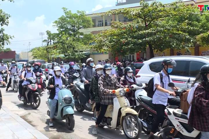 Ùn tắc giờ cao điểm tại cổng trường: Thực trạng và các biện pháp giảm thiểu