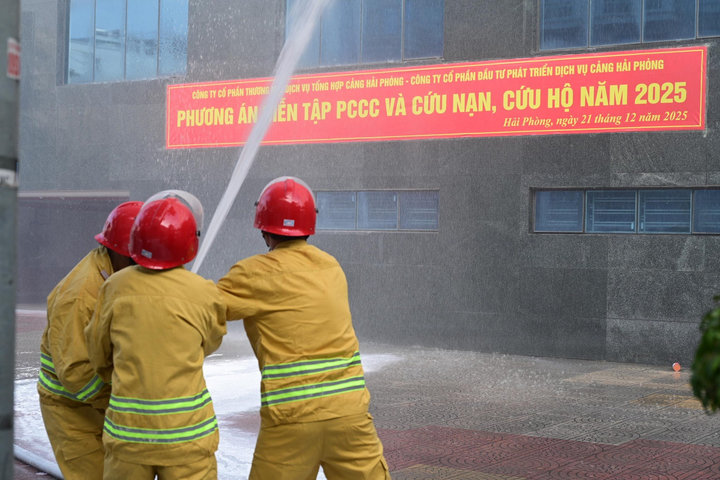 Diễn tập chữa cháy, cứu nạn tại trụ sở Công ty Cảng Hải Phòng