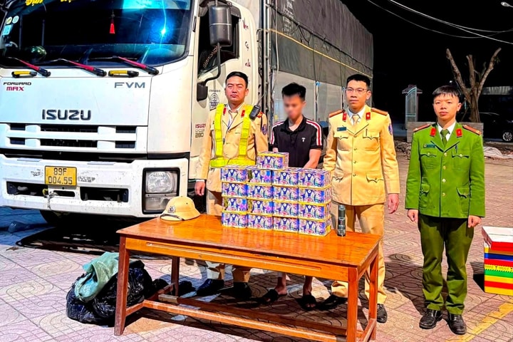 Dừng xe tải phát hiện số lượng lớn pháo nổ