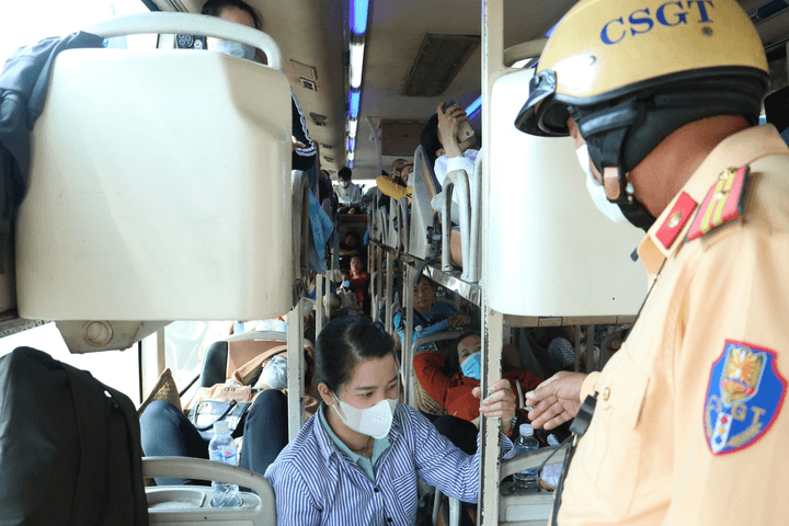 Xe khách chở quá số người quy định: Thực trạng và yêu cầu bảo đảm an toàn giao thông dịp cao điểm
