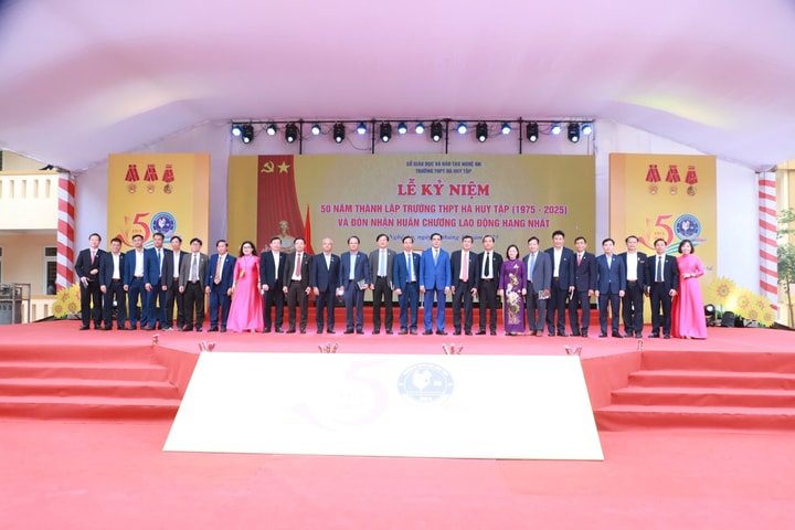 Trường THPT Hà Huy Tập kỷ niệm 50 năm thành lập và đón nhận Huân chương Lao động hạng Nhất