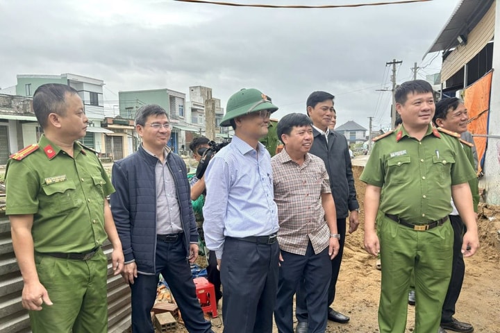 Khẩn trương hỗ trợ người dân Tuy Phước Đông xây dựng lại nhà ở sau bão lũ