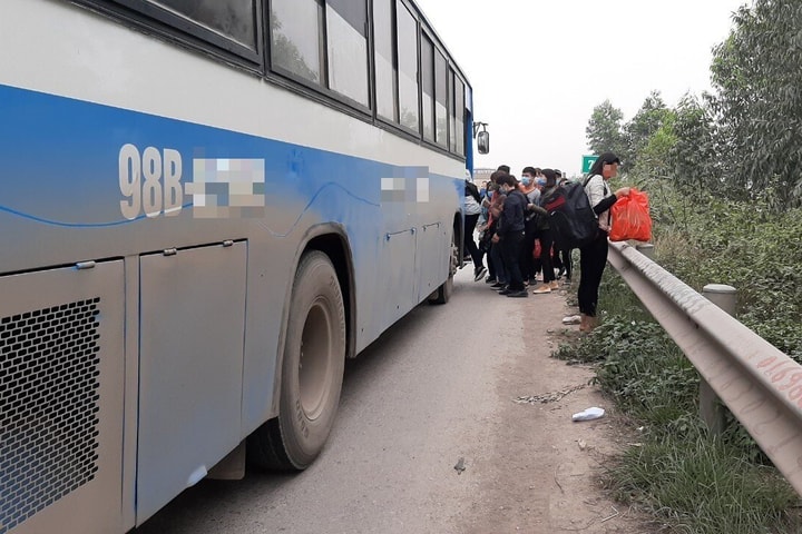 Đón, trả khách trên cao tốc: Nguy cơ tai nạn và gián đoạn giao thông