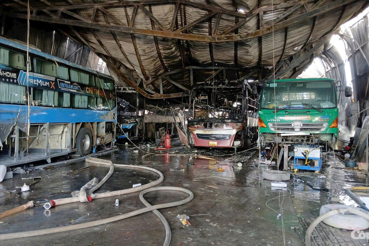 Clip hiện trường cháy nhiều xe giường nằm và xe tải ở garage