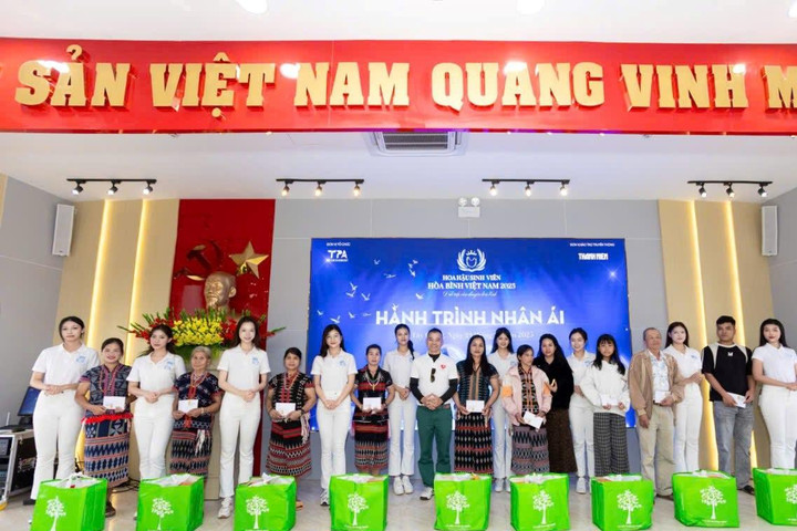 Hoa hậu Sinh viên Hòa bình Việt Nam trao hơn 300 phần quà cho hộ nghèo tại Đà Nẵng