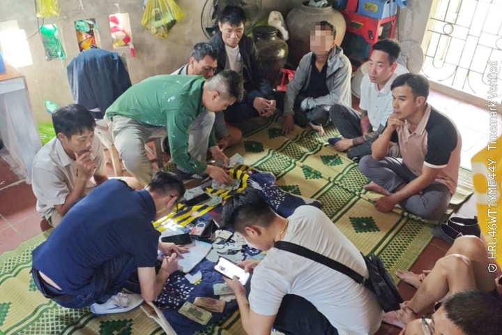 Triệt phá sới bạc giữa cánh đồng, thu giữ 170 triệu đồng