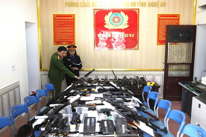 Triệt phá đường dây mua bán vũ khí quân dụng qua mạng, bắt 42 đối tượng