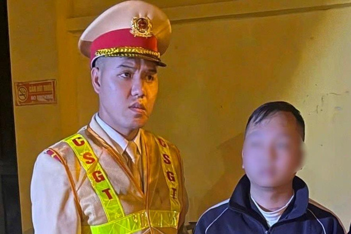 Đi xe không mũ bảo hiểm… còn mang theo ma túy