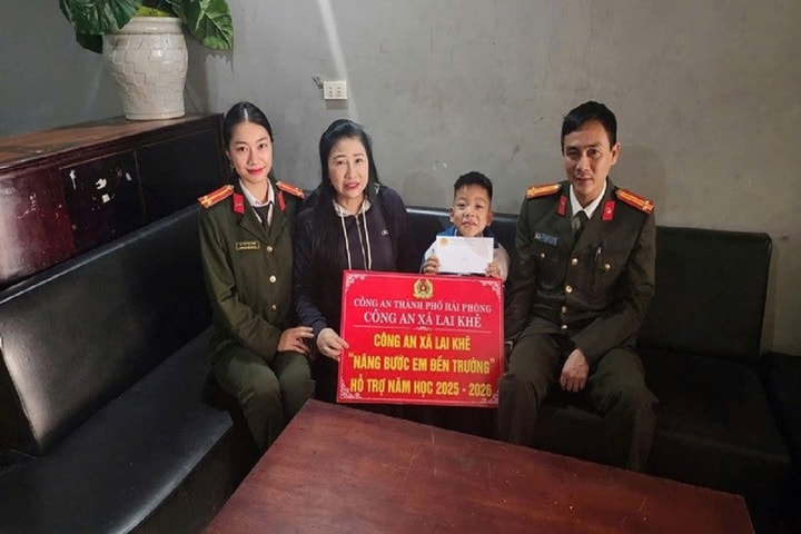 Lan tỏa yêu thương từ chương trình “Nâng bước em đến trường”