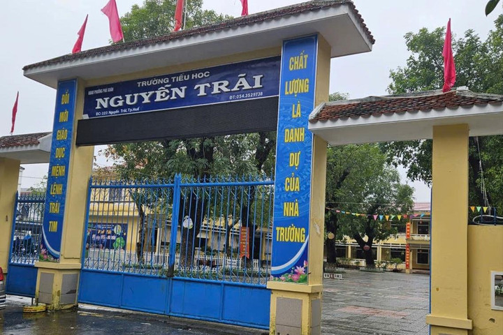 Nhiều học sinh ở Huế có biểu hiện nôn ói trong giờ ăn trưa của trường