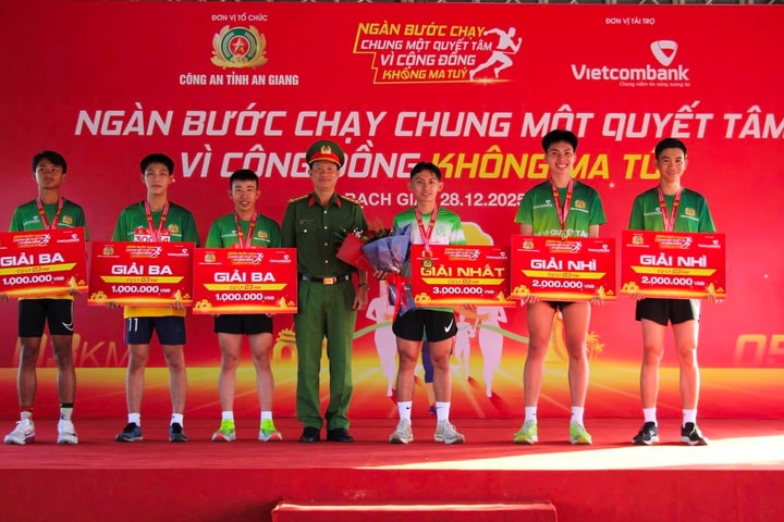 Hơn 1000 người tham gia giải chạy Marathon “Chung một quyết tâm - Vì cộng đồng không ma túy”