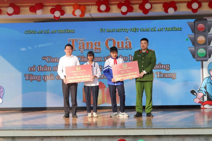 Nghĩa tình Công an xã An Trường với học sinh khó khăn