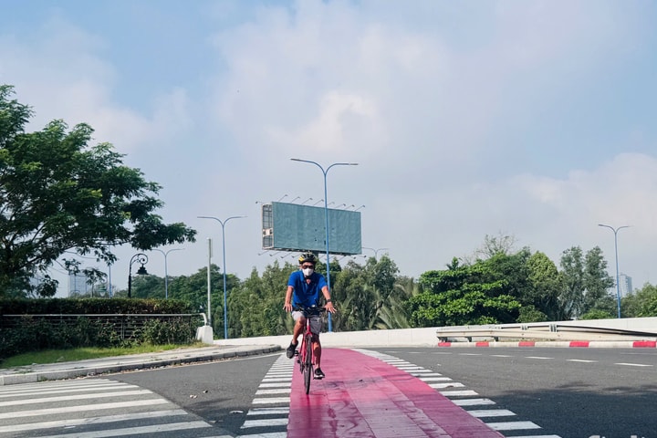 Làn đường xe đạp đầu tiên: Bước chuyển xanh của giao thông xanh TP.HCM