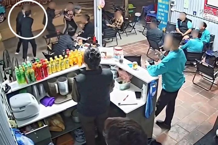 Nam thanh niên bị đâm gục tại điểm sạc xe điện trong bến xe Giáp Bát