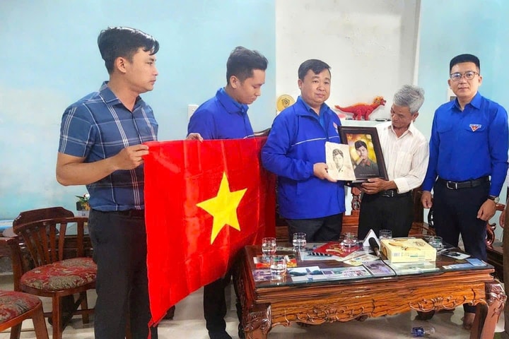 Tuổi trẻ Đà Nẵng phục dựng, trao tặng di ảnh liệt sĩ, tri ân gia đình cách mạng