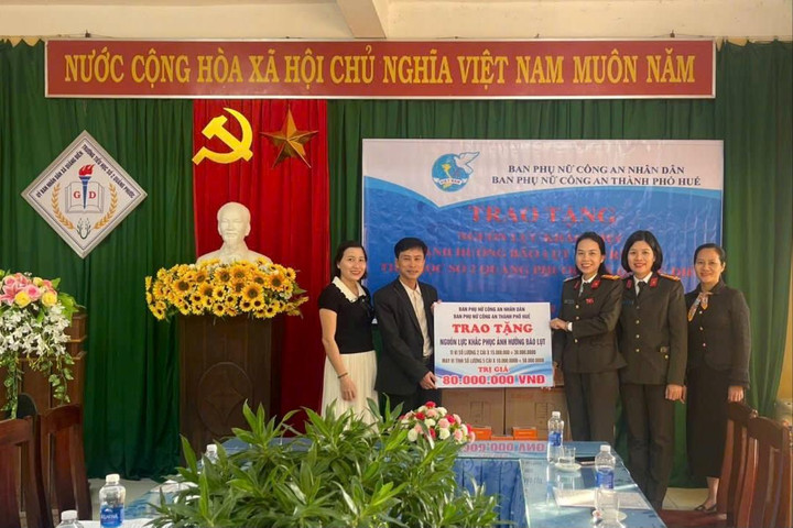Phụ nữ Công an Huế chung tay hỗ trợ trường học vùng bão lũ