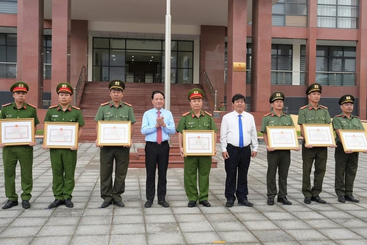 Công an Gia Lai trao Bằng khen cho các tập thể, cá nhân xuất sắc