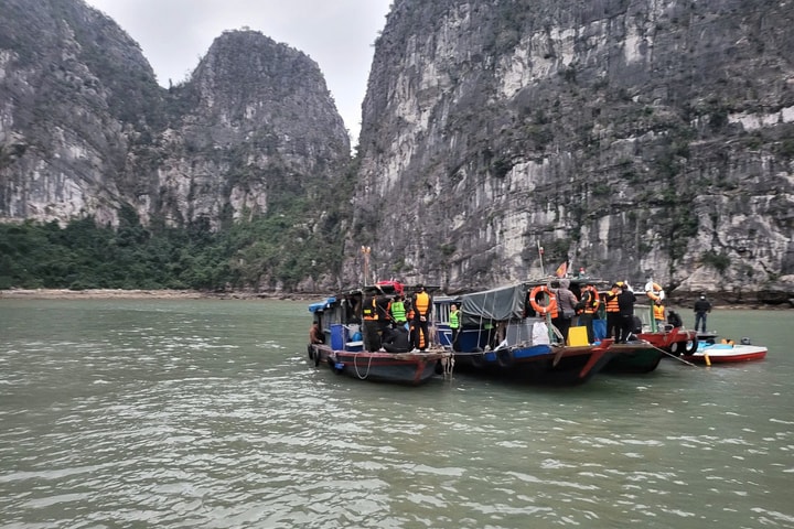 Triệt phá đường dây đánh bạc trên Vịnh Hạ Long, tạm giữ 30 người