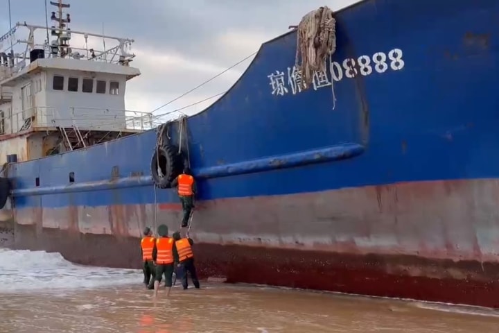 Kiểm tra tàu sắt lạ trôi dạt vào biển ở Quảng Ngãi