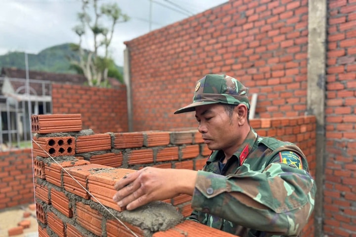 Dựng nhà giúp dân an cư trước thềm năm mới