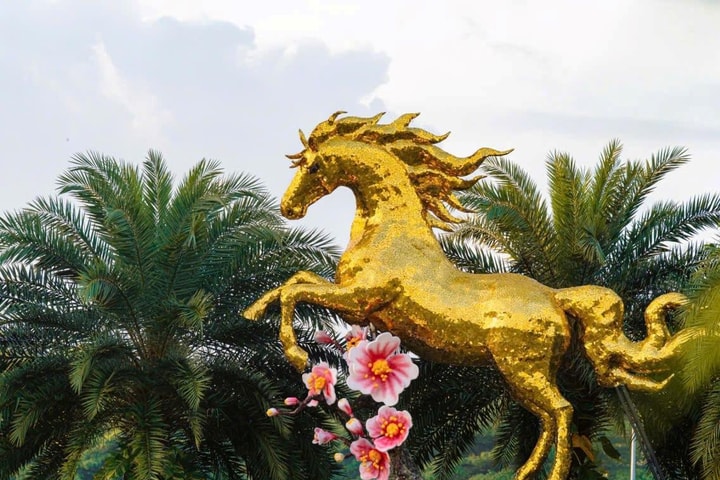 Linh vật năm Bính Ngọ đầu tiên được lắp tại sân bay quốc tế Đà Nẵng