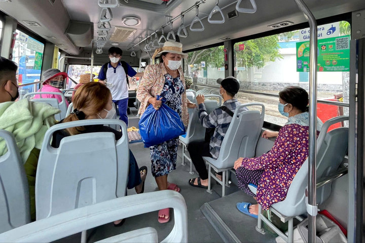 Ngày đầu TP.HCM miễn phí xe buýt: Người dân hào hứng, lượng khách tăng mạnh