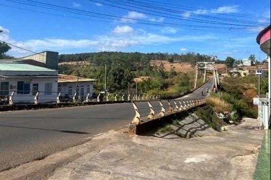 Phát hiện bé sơ sinh còn nguyên dây rốn và bánh nhau bị bỏ rơi