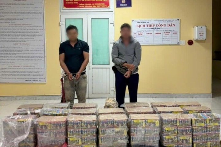 Bắt hai người chèo ghe chở 357kg pháo lậu từ Campuchia về Việt Nam