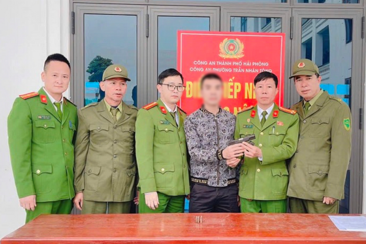 Công dân giao nộp súng và pháo nổ trước Tết Nguyên đán