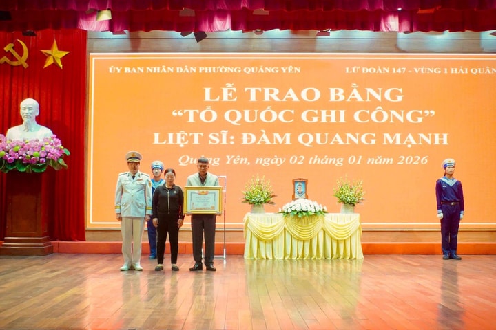 Trao bằng “Tổ quốc ghi công” cho thân nhân liệt sĩ hy sinh tại Trường Sa