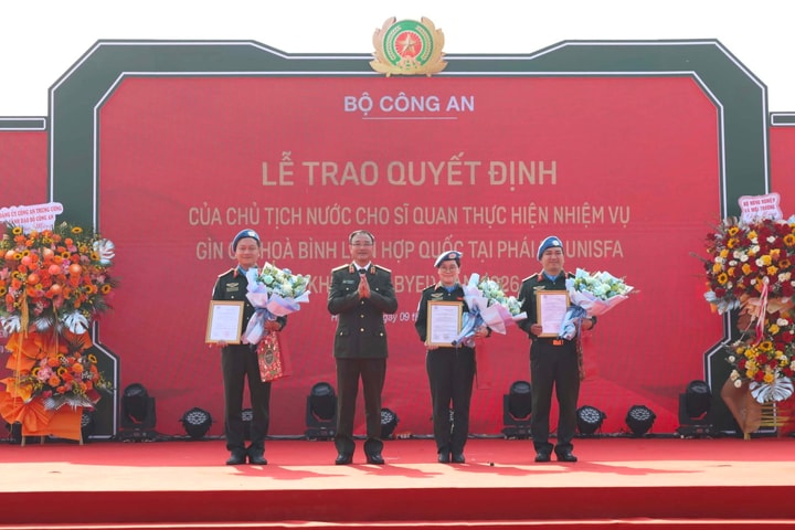 Trao quyết định của Chủ tịch nước cho 3 sĩ quan Công an tham gia gìn giữ hòa bình