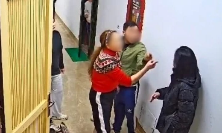 Người phụ nữ bị hàng xóm hành hung khi tố cáo chuyện bất thường ở chung cư