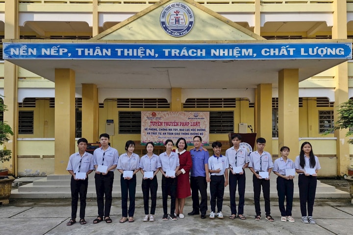 VKSND khu vực 6 - Cần Thơ tăng cường tuyên truyền pháp luật cho học sinh Trường THPT Thuận Hòa