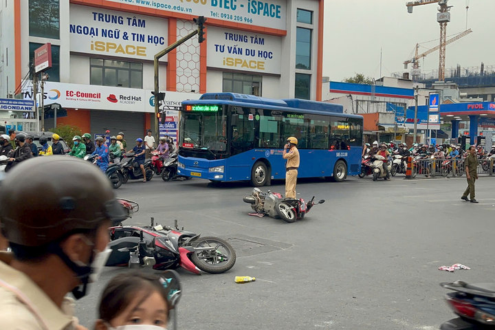 Ô tô tông hàng loạt xe máy, nhiều người nhập viện