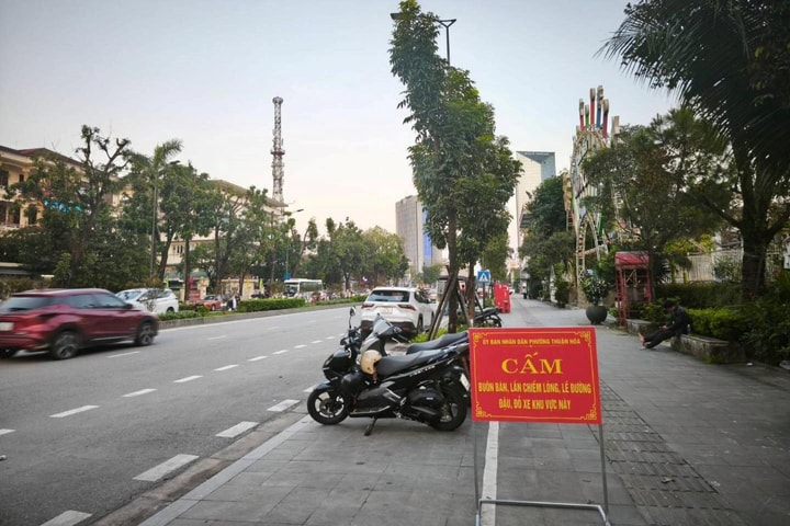 Nhiều tuyến đường trung tâm Thuận Hóa cấm đậu xe, kinh doanh vỉa hè