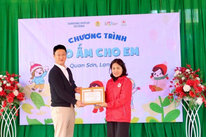 Tiếp sức cho học sinh vùng khó khăn