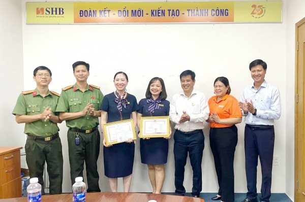 Hai cán bộ ngân hàng kịp thời ngăn chặn vụ lừa đảo