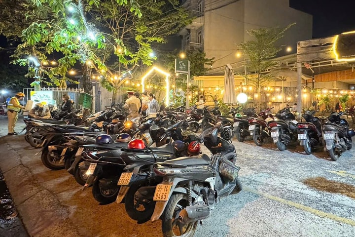 TP.HCM: Hàng chục trường hợp đậu xe trên vỉa hè bị xử phạt trong đêm
