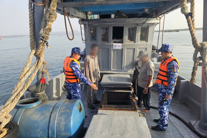 Tàu cá vận chuyển trái phép 40.000 lít dầu DO