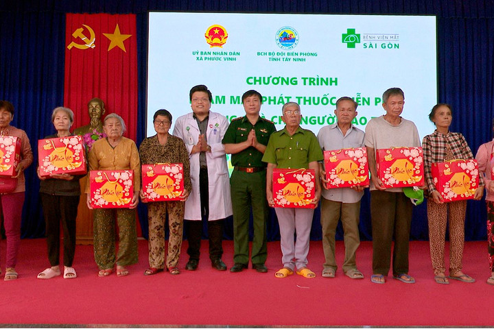 Biên phòng Tây Ninh khám mắt, cấp thuốc miễn phí cho người dân
