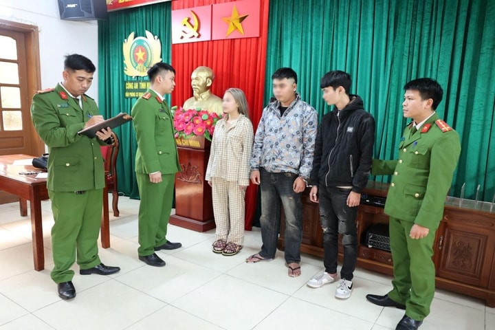 Bắt giữ 3 đối tượng mua bán, ép 2 thiếu nữ làm nhân viên quán hát