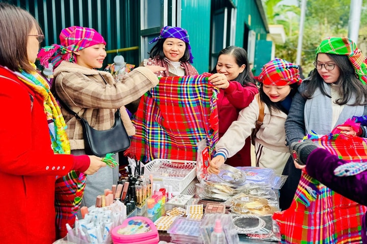 Phiên chợ giữa đại ngàn và giấc mơ no ấm