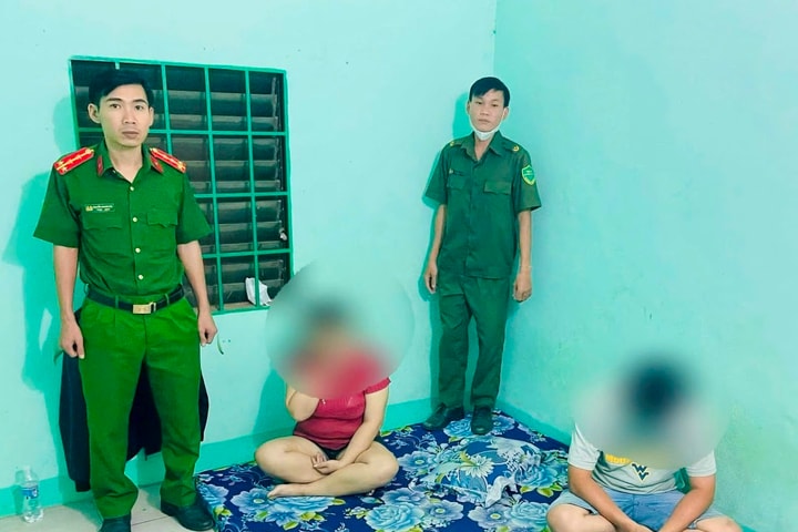 Đột kích quán cà phê, lộ ổ mại dâm trá hình với “đào” U50
