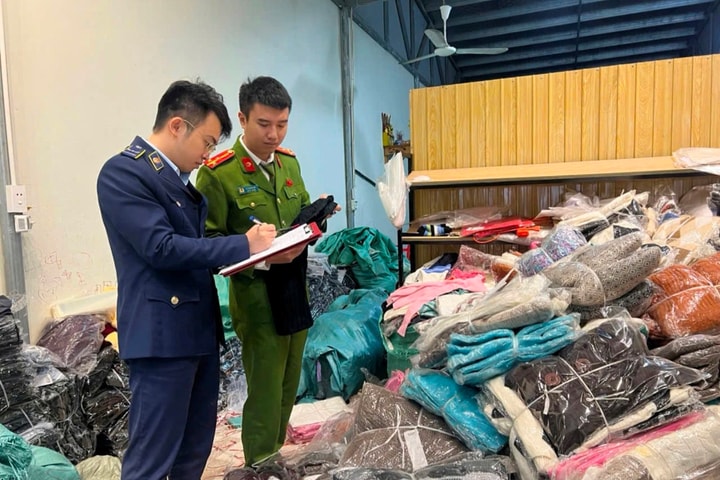 Liên tiếp triệt phá các "kho" hàng lậu, hàng giả quy mô lớn cận Tết