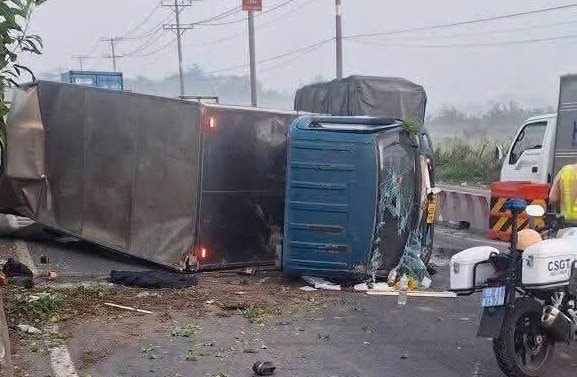 Xe tải lật ngang giữa đường